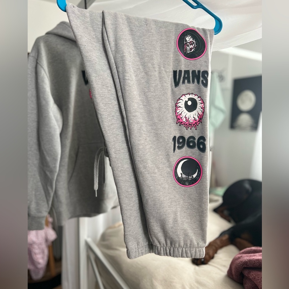 MEDIUM UNISEX VANS SWEATS!